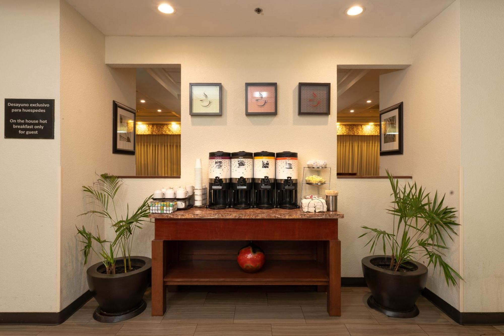 Hampton Inn By Hilton Guadalajara-Aeropuerto Las Pintas Ngoại thất bức ảnh